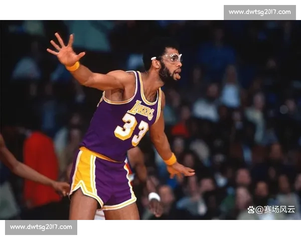 NBA教练战术板:揭秘冠军球队的攻防体系 NBA教练战术板:揭秘冠军球队的攻防体系